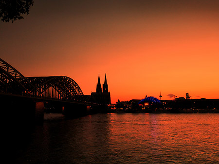 Kölner Dom hinter der Hohenzollernbrücke Foto 