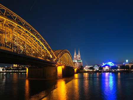 Blick auf musical-dome und Kölner Dom Foto 