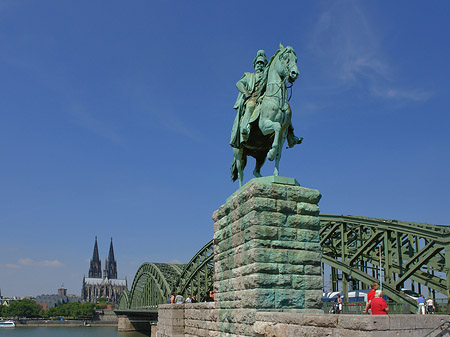Foto Reiterstatue vor dem Kölner Dom - Köln