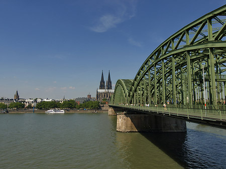 Schiff unter der Hohenzollernbrücke Fotos