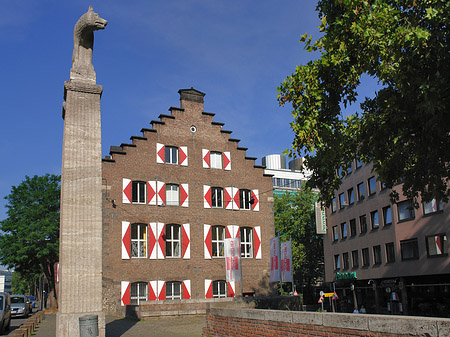 Wolfsstatue und Stadtmuseum Fotos