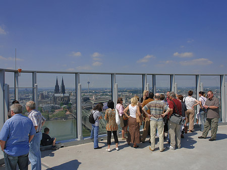 Besucher gucken auf Köln