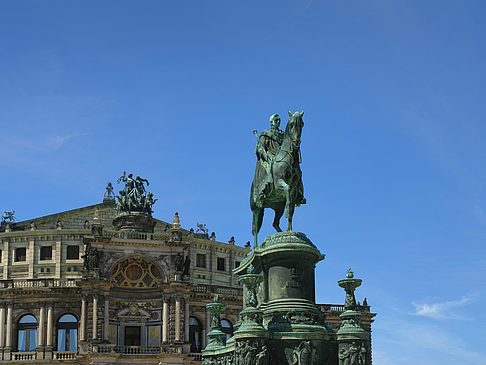 Foto König-Johann-Statue mit Semperoper