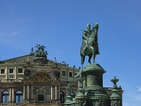 Foto König-Johann-Statue mit Semperoper - Dresden