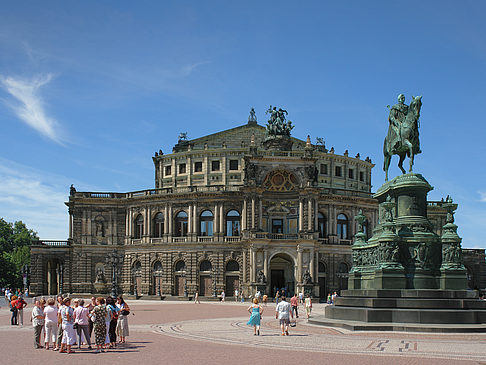 König-Johann-Statue mit Semperoper Foto 