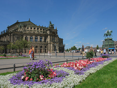 Fotos Semperoper mit Blumen | Dresden