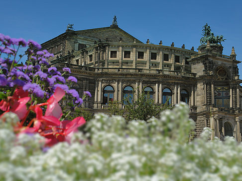 Semperoper mit Blumen