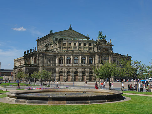 Semperoper mit Springbrunnen Foto 