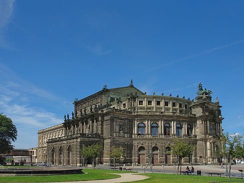 Foto Semperoper mit Springbrunnen - Dresden
