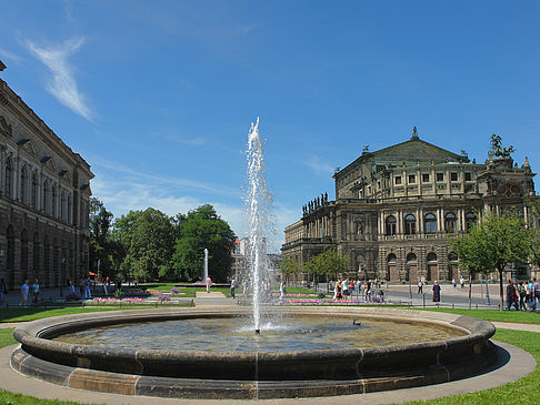 Semperoper mit Springbrunnen Fotos