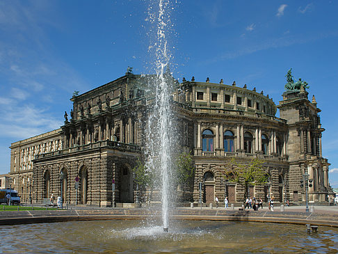 Semperoper mit Springbrunnen Foto 
