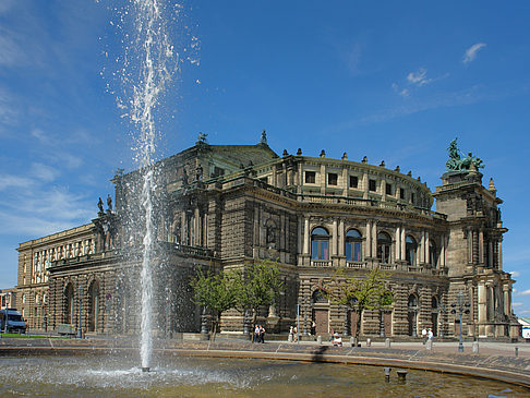 Semperoper mit Springbrunnen Foto 