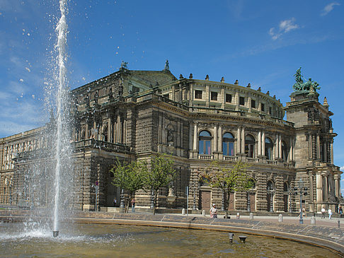 Foto Semperoper mit Springbrunnen