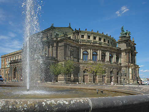 Semperoper mit Springbrunnen Foto 