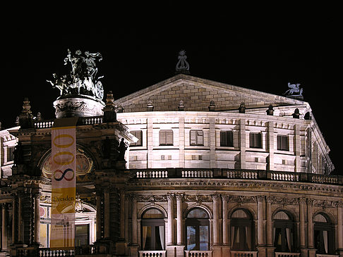 König Johann Denkmal bei Nacht